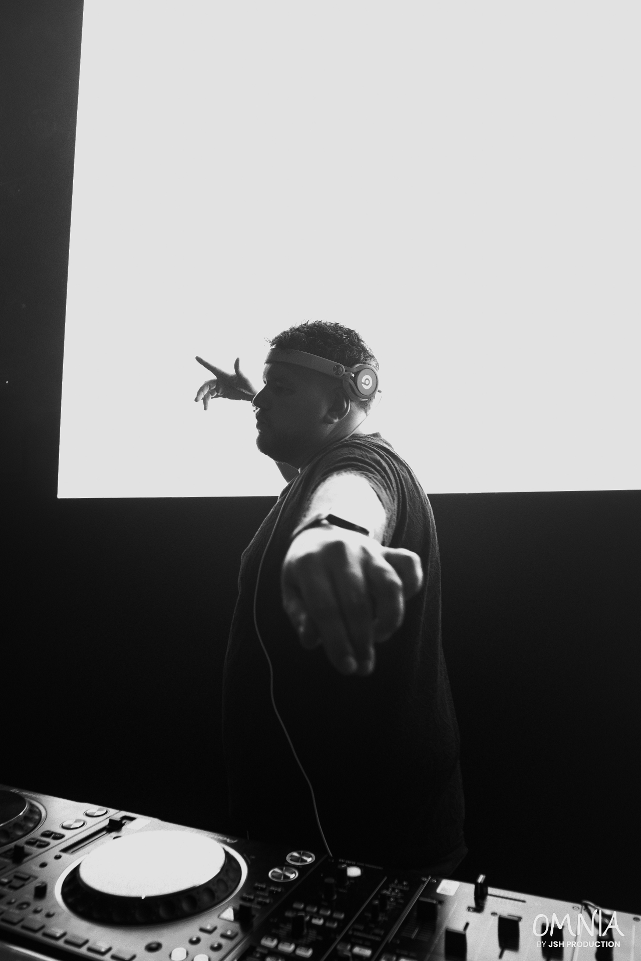 DJ B&W